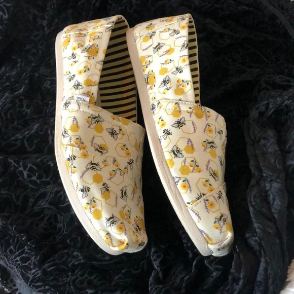 TOMS Womens Yellow and Cream Bee Pattern Slippers - Picture 3 of 7